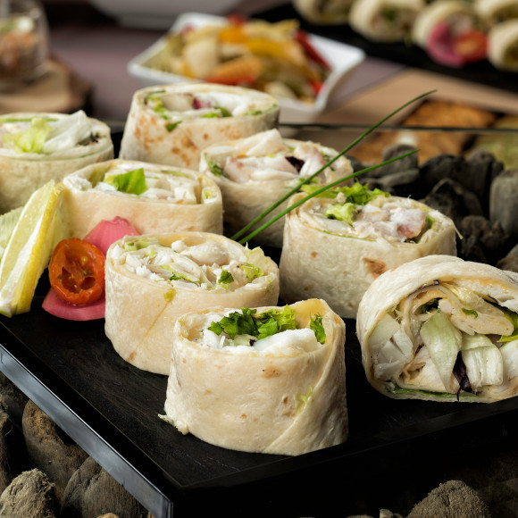 Wrap Effiloché de cabillaud, salade fraîche et pointe de rouille