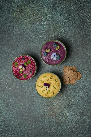 Assortiment de Houmous maison & crackers au sésame