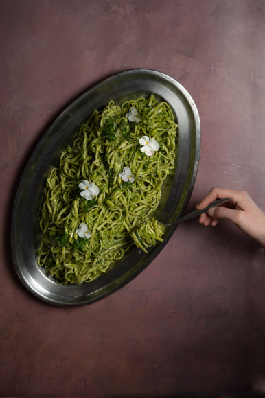Salade Verde linguine, courgettes, fèves et pesto de roquette