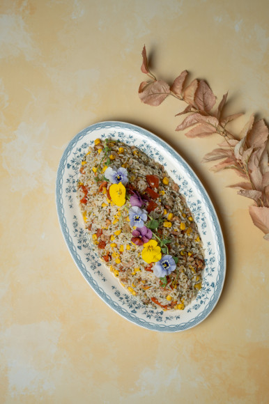 Salade de riz, mangue, tomate confite, maïs et crevettes au basilic