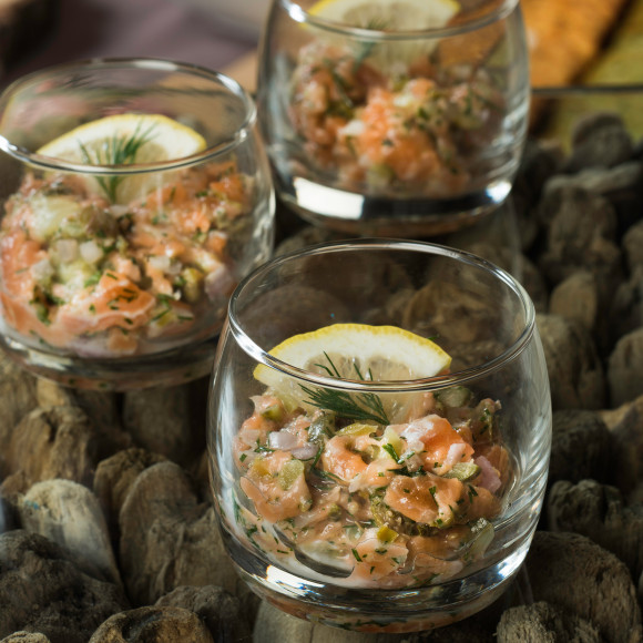 Tartare de saumon frais aux herbes et poivre parfumé