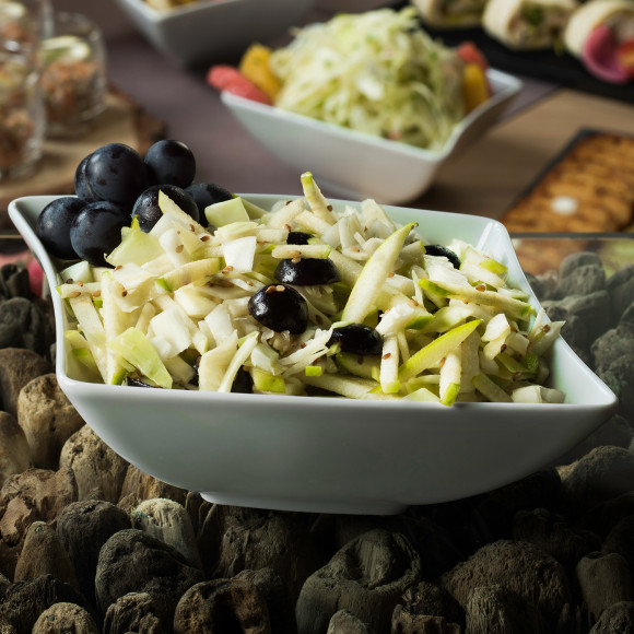 Salade de chou blanc, pomme, raisin et graines de sésame