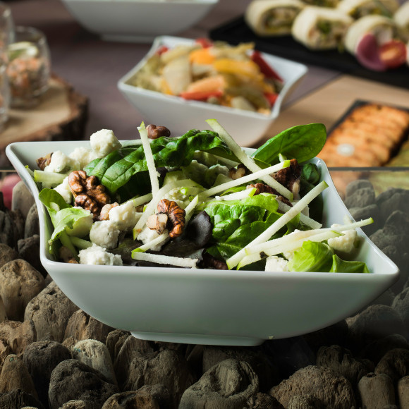 Salade mesclun, dés de Roquefort, pomme, noix et sauce balsamique
