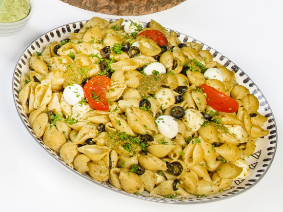 Salade de conchiglies, olives, mozzarella sauce pesto