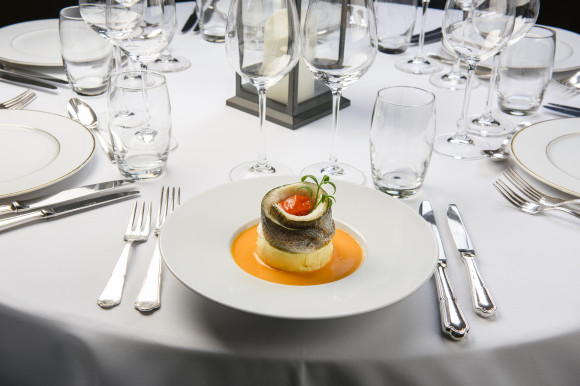 Filet de bar et tomate confite, coulis de poivrons doux et écrasé de pommes de terre