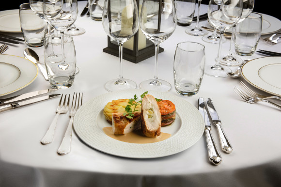 Tournedos de volaille aux pommes sauce au foie gras, galette de pomme de terre et tian de légumes