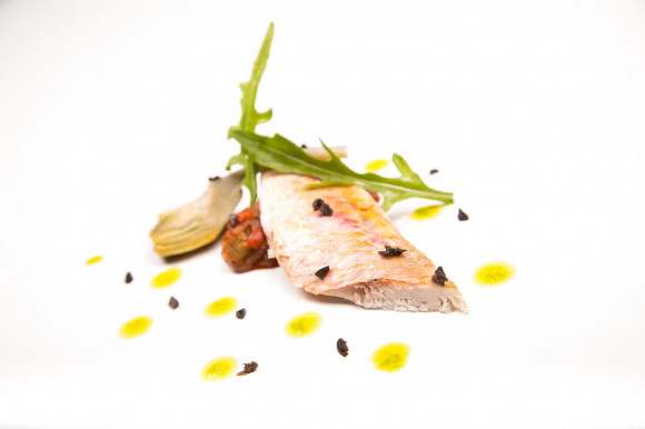 Filets de rouget marinés façon hareng,ratatouille glacée et artichaut poivrade