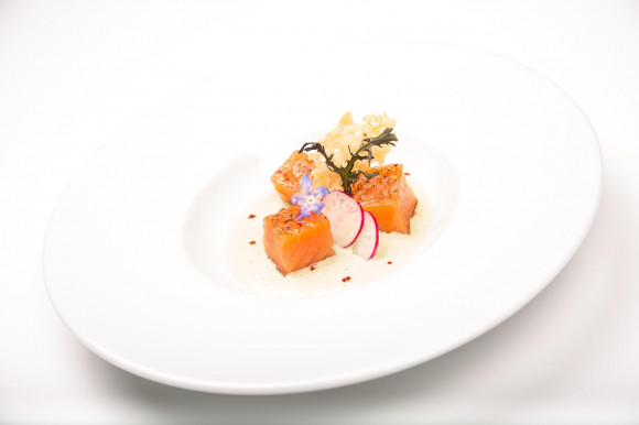 Saumon mariné aux essences de gingembre,crème de concombre et chips de parmesan