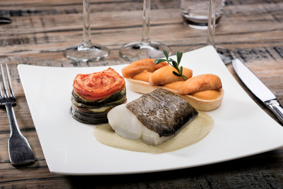 Dos de cabillaud sauce aux herbes fraîches Petits pois, carotte, pomme de terre revisités par le Chef Sylvain