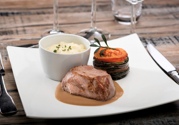 Quasi de veau sauce Charentaise écrasé de pomme de terre et tian de légumes