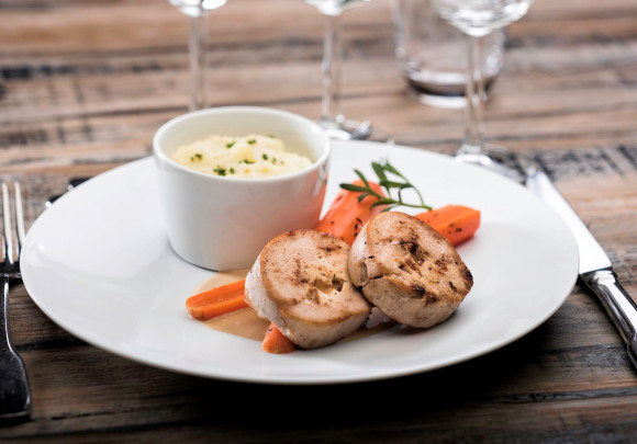 Tournedos de pintade aux pommes et sa crème de cidre, écrasé de pomme de terre et carottes glacées