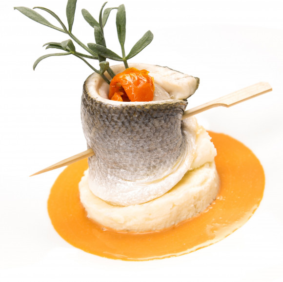 Filet de bar et tomate confite, coulis de poivrons doux et écrasé de pommes de terre