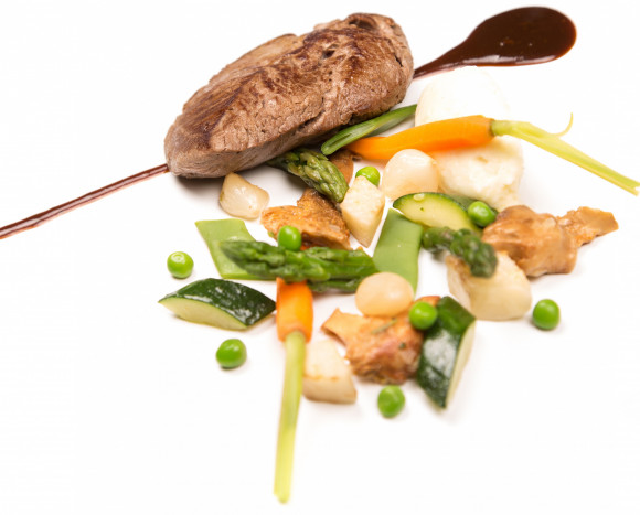 Filet de boeuf façon bordelaise, carottes glacées au cumin, boûton d’artichaut et galette de pommes de terre